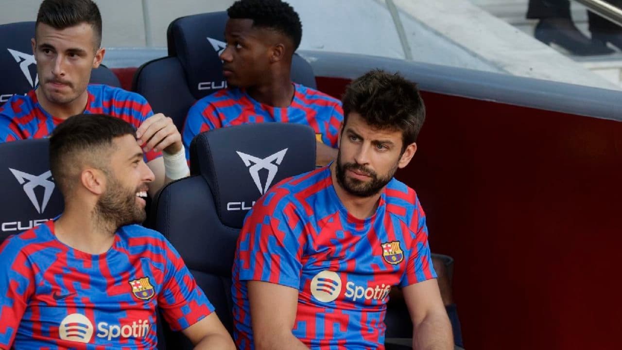Jordi Alba (izquierda) y Piqué (derecha) en la banca | Imagen cortesía