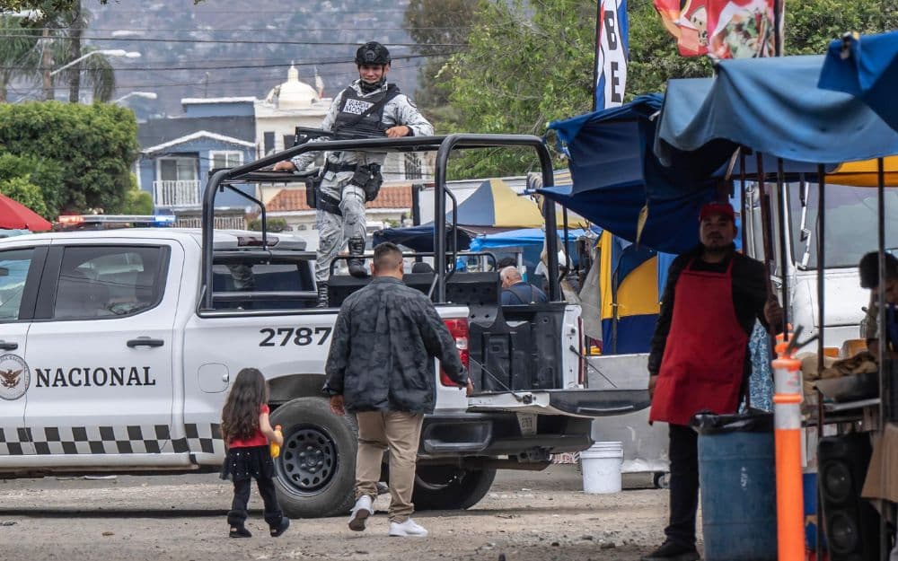Elementos de seguridad resguardaron el área del sobre ruedas donde se registró el ataque armado; dos personas resultaron heridas. Fotos Border Zoom/Baja News