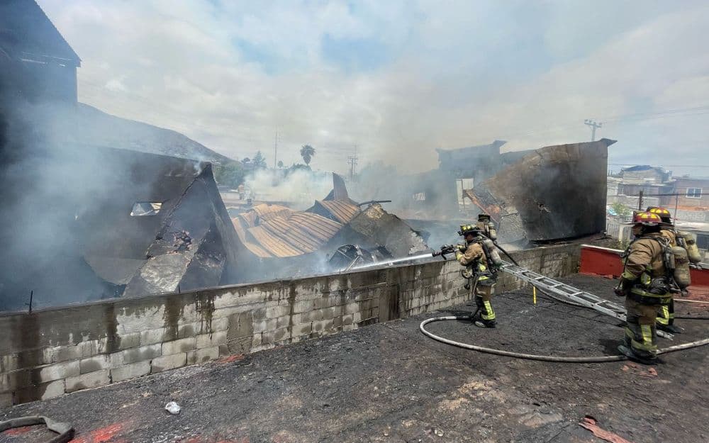 Bomberos sofocaron tres incendios de alto riesgo en diferentes colonias de Tijuana sin pérdidas humanas que lamentar.