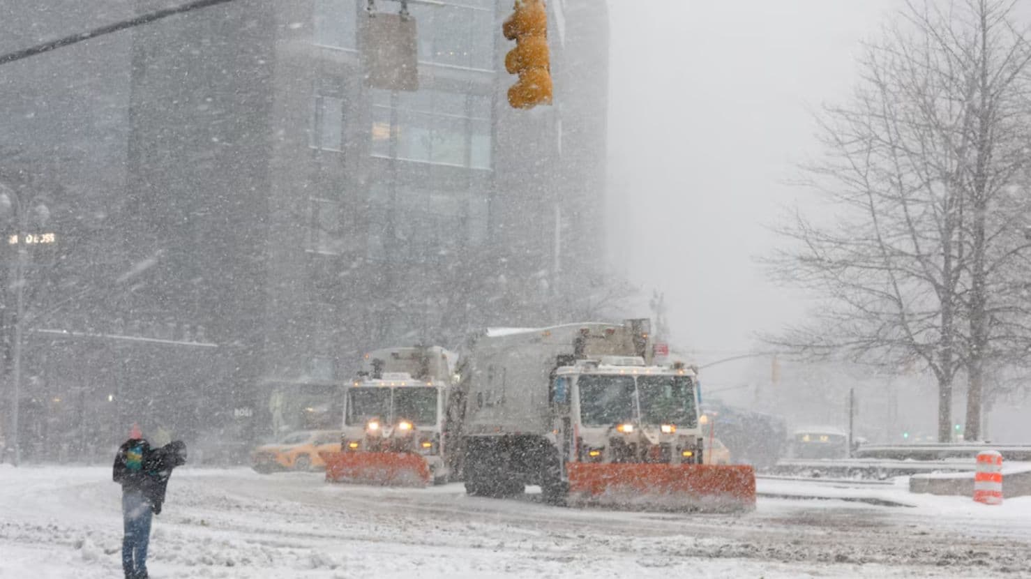Las nevadas y temperaturas extremas continúan afectando a decenas de estados en Estados Unidos, provocando apagones y cancelaciones masivas de vuelos.