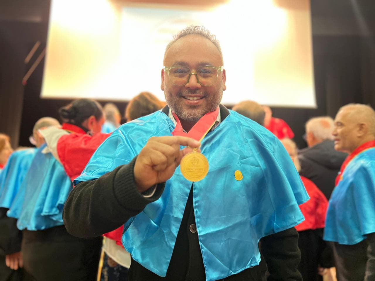 Enrique Chiu recibió la Medalla al Mérito y Trayectoria Artística y Social durante la Cumbre Mundial CIESART España 2025, celebrada en Cuenca.