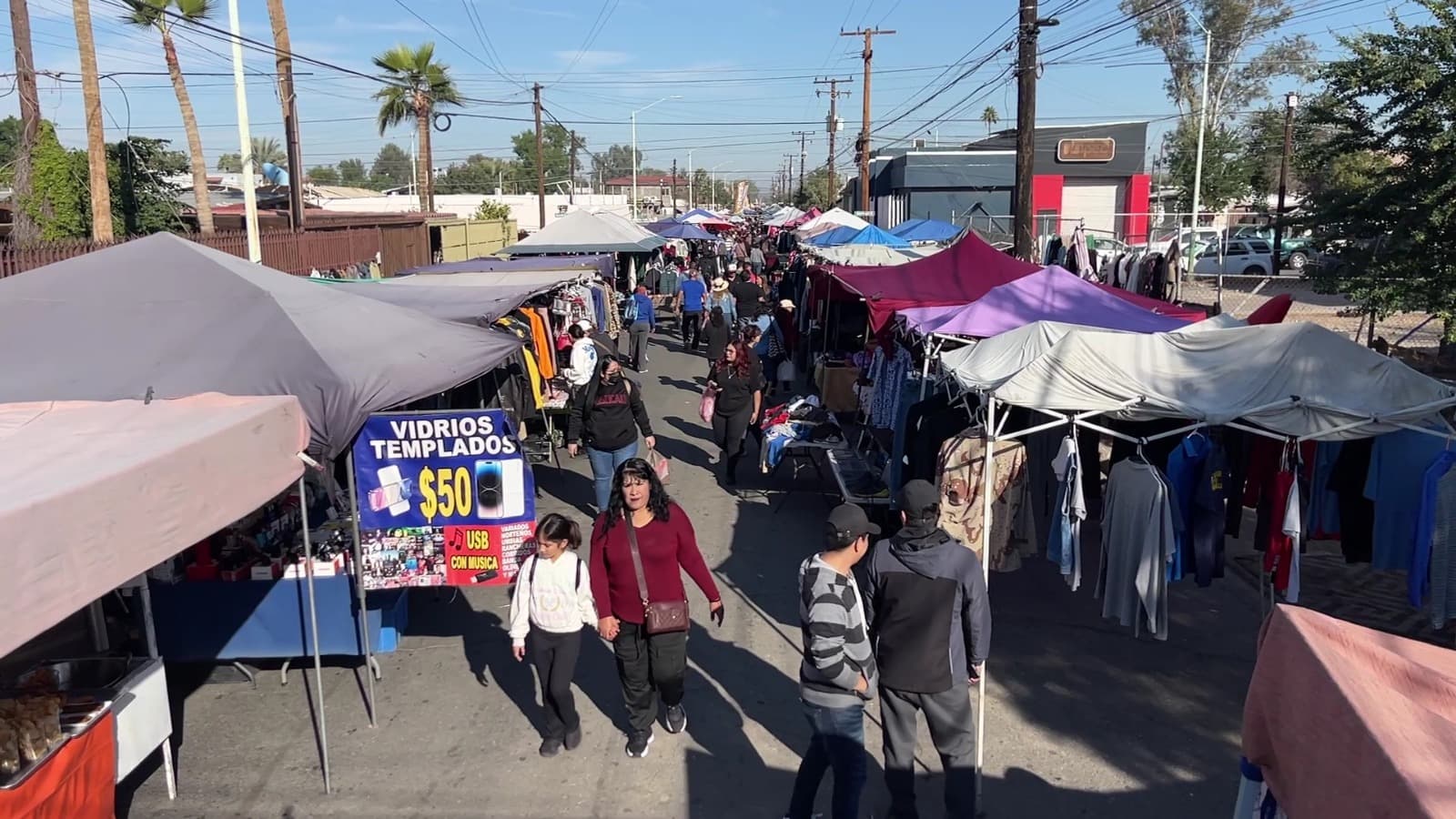 Entre lonas, puestos y antojitos, los mercados sobre ruedas de Mexicali mantienen viva una tradición, aunque con menor movimiento durante diciembre.