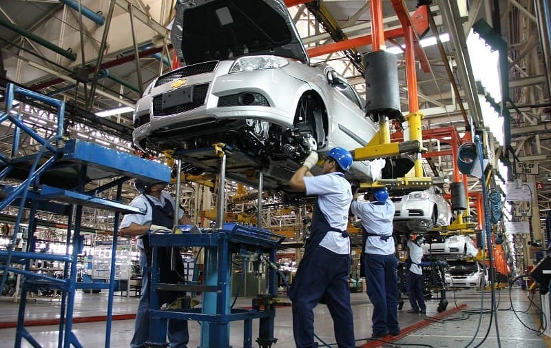 El sector automotriz será uno de los más afectados, ya que los aranceles del 25% podrían aumentar los costos de producción en alrededor de un 10%