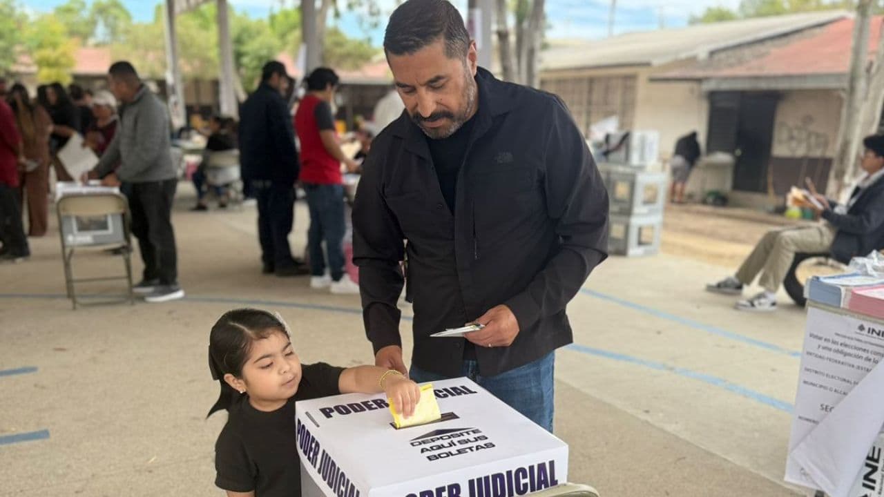 El diputado Ramón Vázquez Valadez acudió a votar acompañado de su familia, promoviendo la participación ciudadana en un proceso democrático sin precedentes.