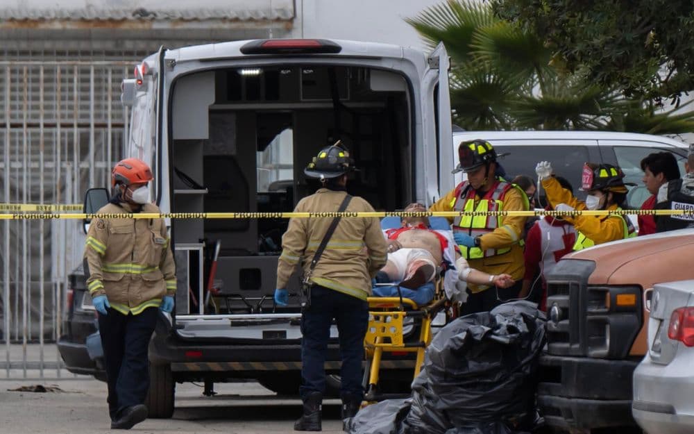 Elementos de seguridad y socorristas atendieron a un hombre baleado este domingo en la colonia Libertad Parte Baja. / Foto: Omar Martínez – Border Zoom