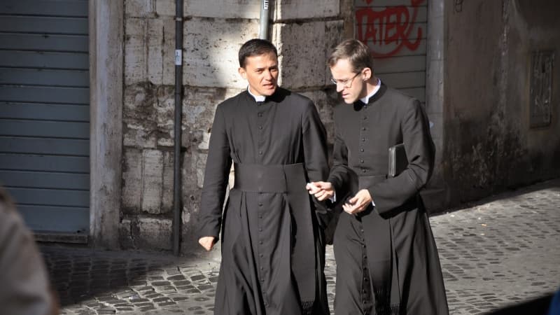 La principal motivación de impersonar sacerdotes es cobrar por servicios religiosos