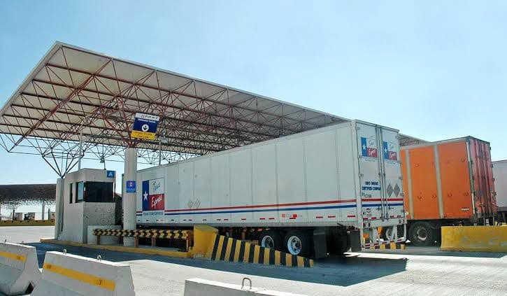 Camiones de carga esperando su turno en la garita de Tijuana-San Diego en medio de inspecciones reforzadas por Aduanas.