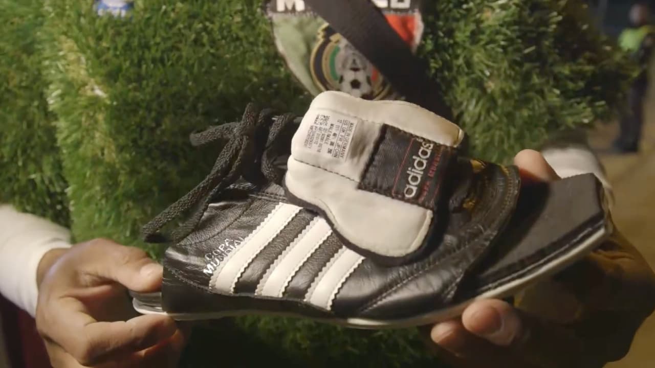 Los auténticos "Huaraches Adidas Copa Mundial". Foto (Baja News MX/Qatar)