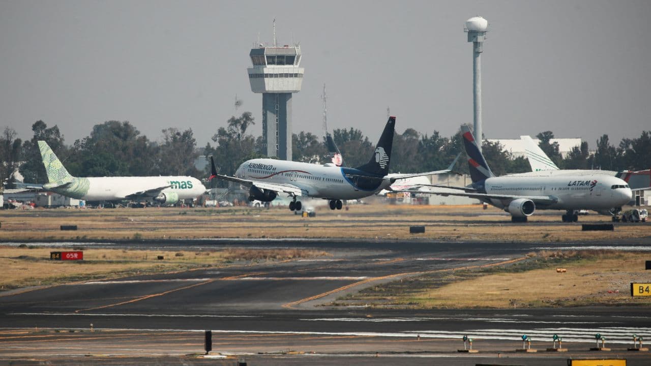 La nueva ley contempla crear el sistema de vigilancia y protección del espacio aéreo mexicano, “cuyo objetivo es coordinar a las dependencias y entidades de la administración pública federal que lo integran de inhibir o contrarrestar las operaciones aérea