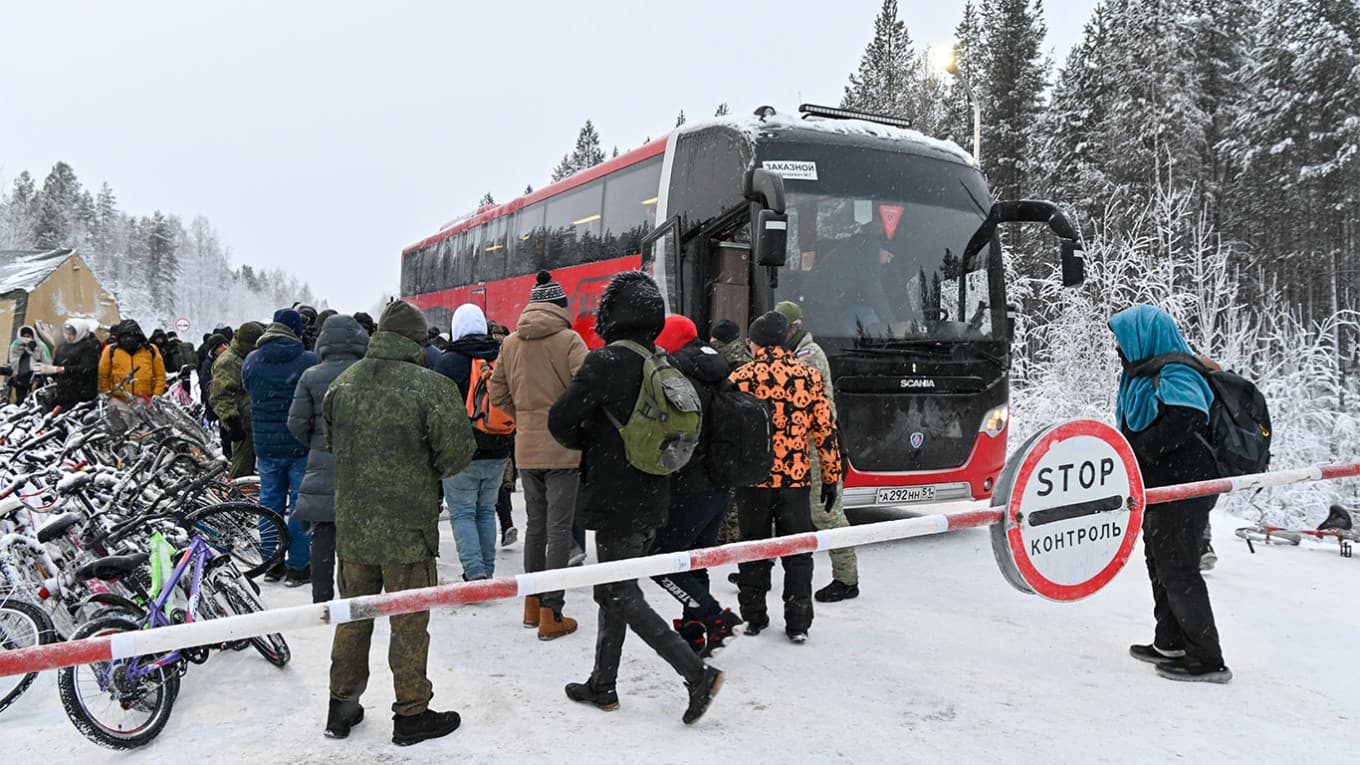Migrantes en el punto de control de Alakurtti, Rusia, en su camino a la frontera con Finlandia IFOTO: Lev Fedoseev/TASS