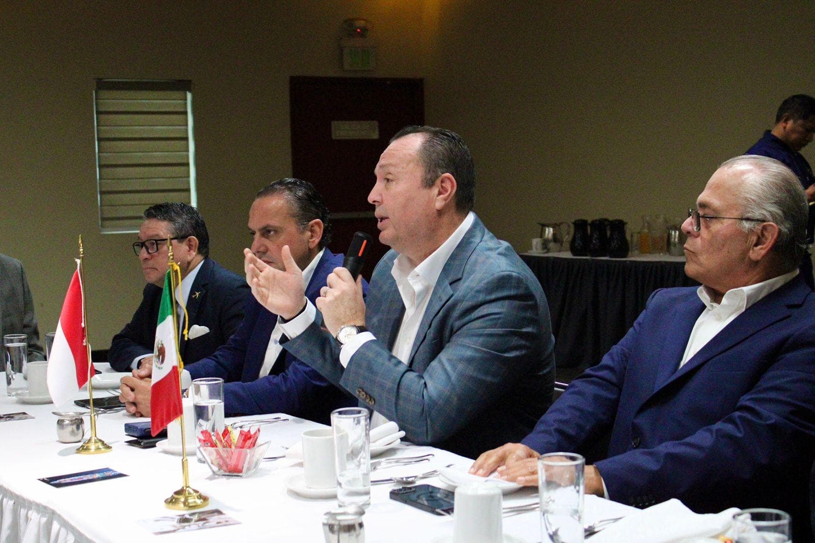 Autoridades municipales y líderes del sector industrial durante el encuentro convocado por la Secretaría de Desarrollo Económico de Tijuana para fortalecer la competitividad y el desarrollo económico de la ciudad.