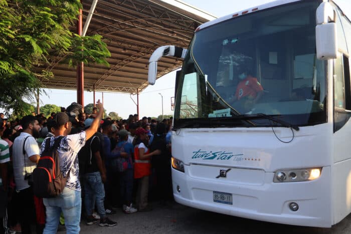 Migrantes abordando camiones para ser transportados a un albergue provisional IFOTO: Web