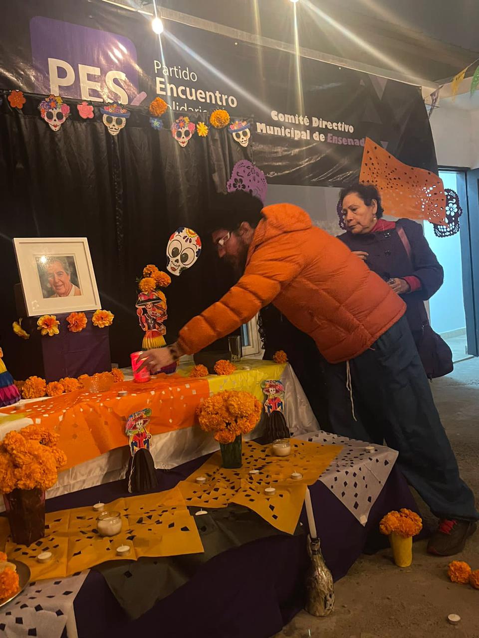 Cesar Hank Inzunza adornando el altar en honor a su abuelo Carlos Hank