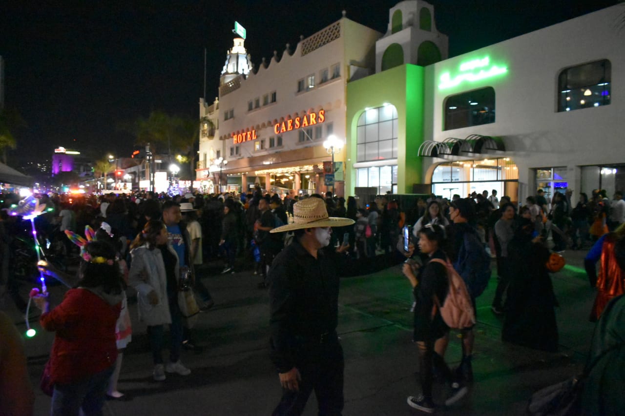 Tijuanenses salieron a las calles para celebrar Halloween