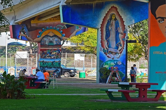 Barrio Logan, una comunidad predominantemente mexicano-estadounidense. Aqu&iacute; encontrar&aacute;s una variedad de murales que mantienen viva la historia cultural. En general, San Diego es el lugar para estar si est&aacute; buscando un viaje agradable lleno de probar cosas nuevas y explorar diferentes culturas.