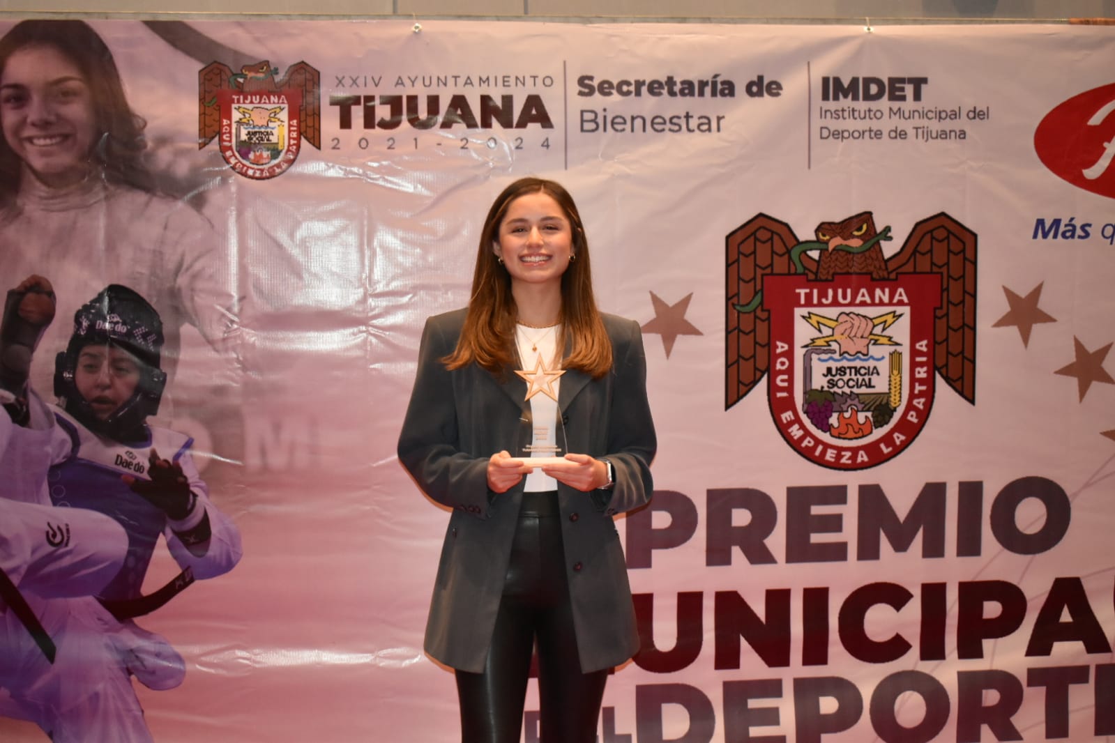 Atletas que recibieron un reconocimiento alusivo al evento