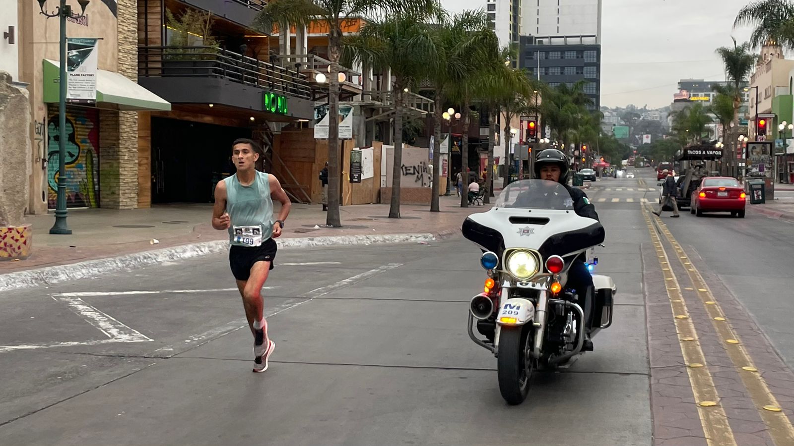 Elementos de la policía ayudando a mantener todo bajo control durante la carrera