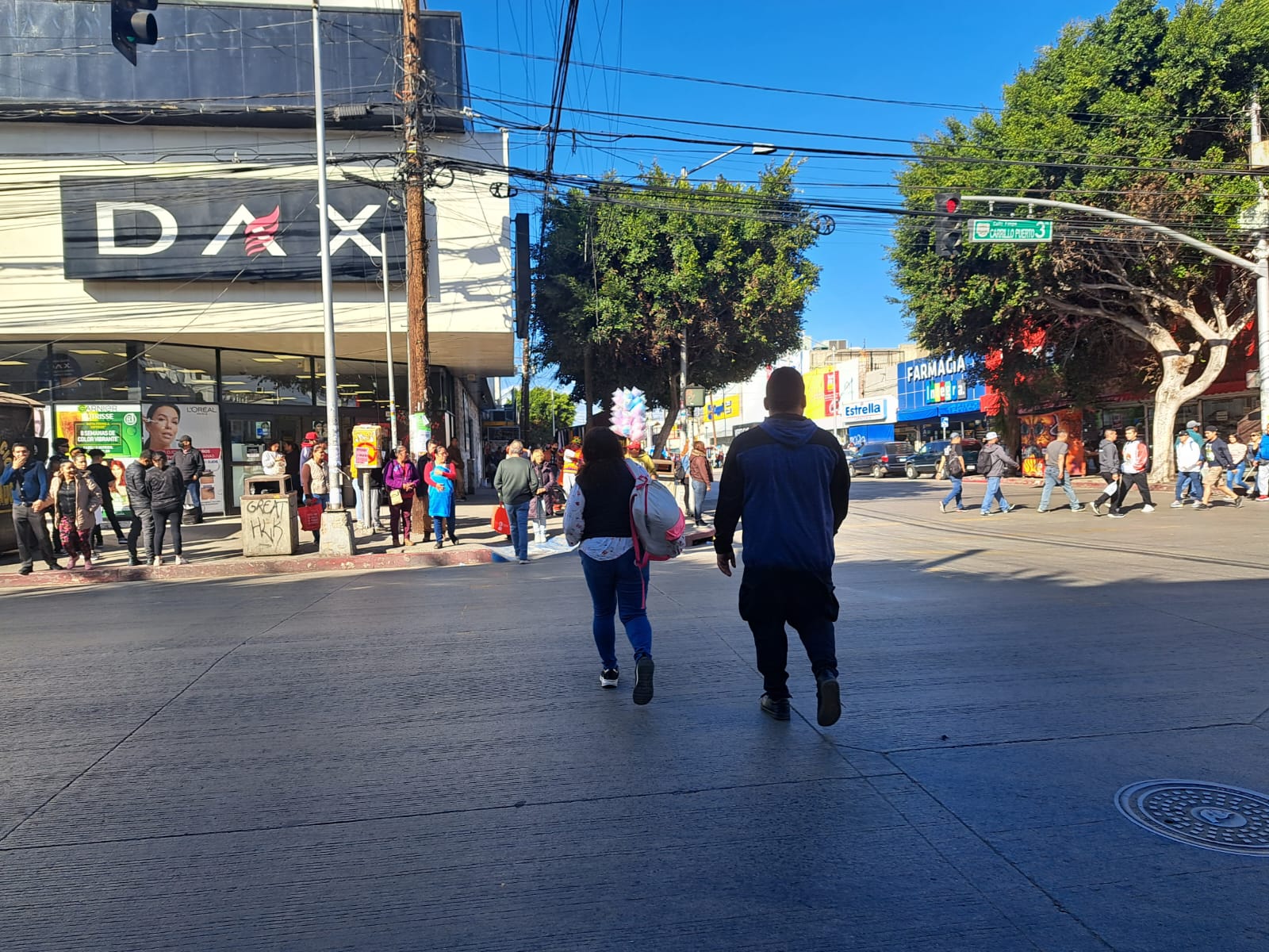 Crucero de la tienda Dax entre calle tercera y Avenida Constitución.