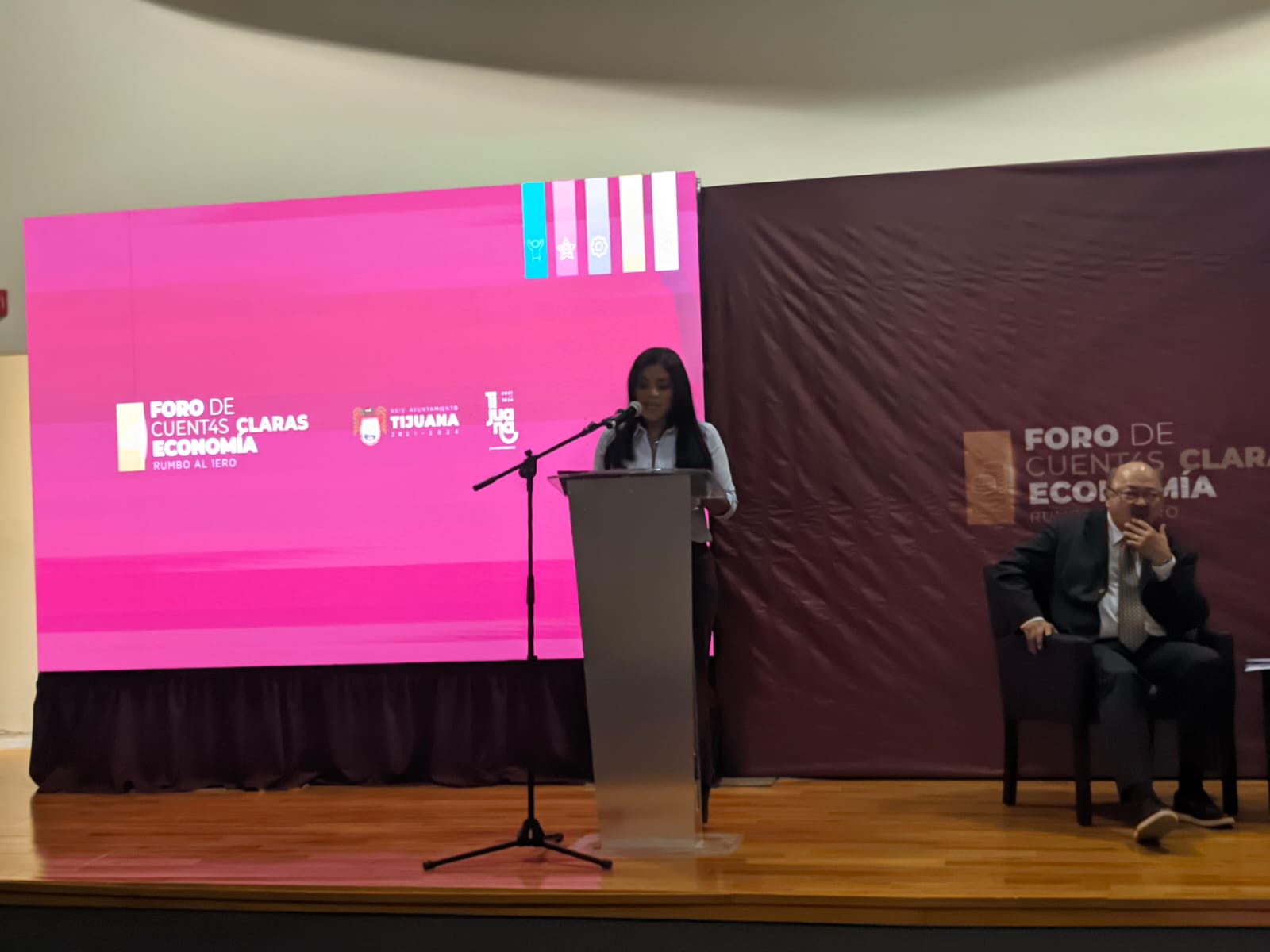 Durante su discurso, Montserrat Caballero invitó a los jóvenes a emprender