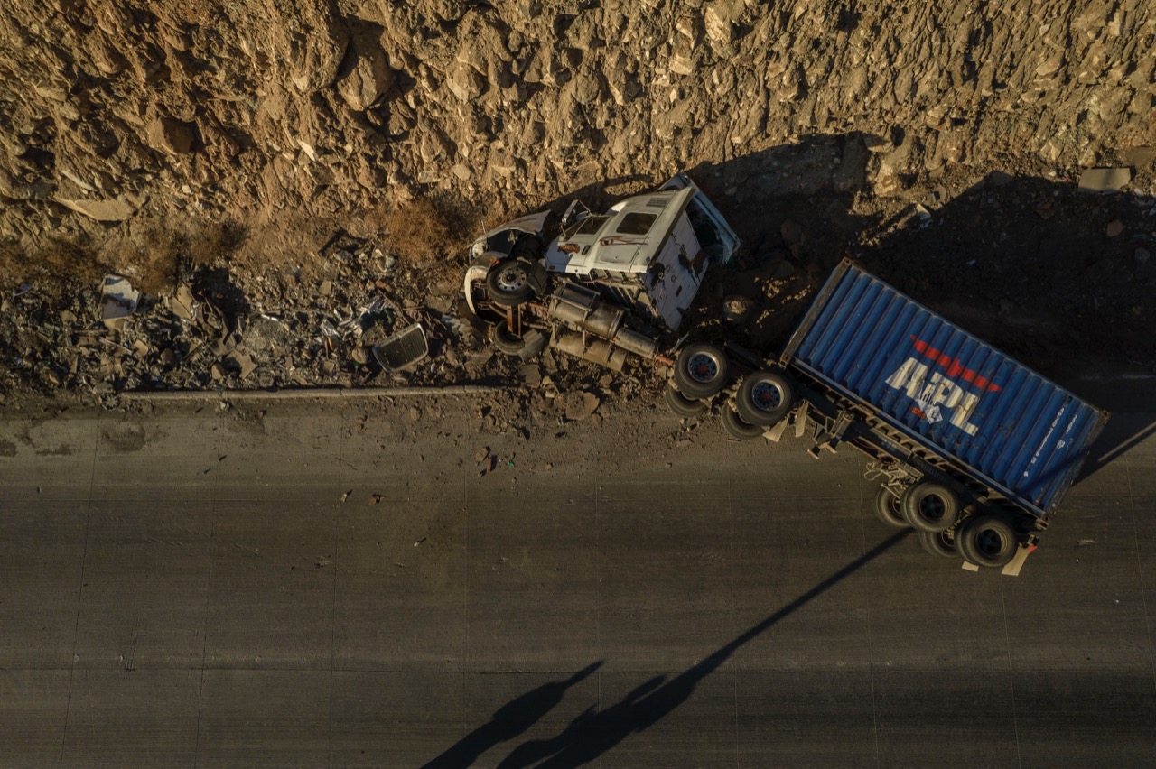 Tractocamión se vuelva en el 2000