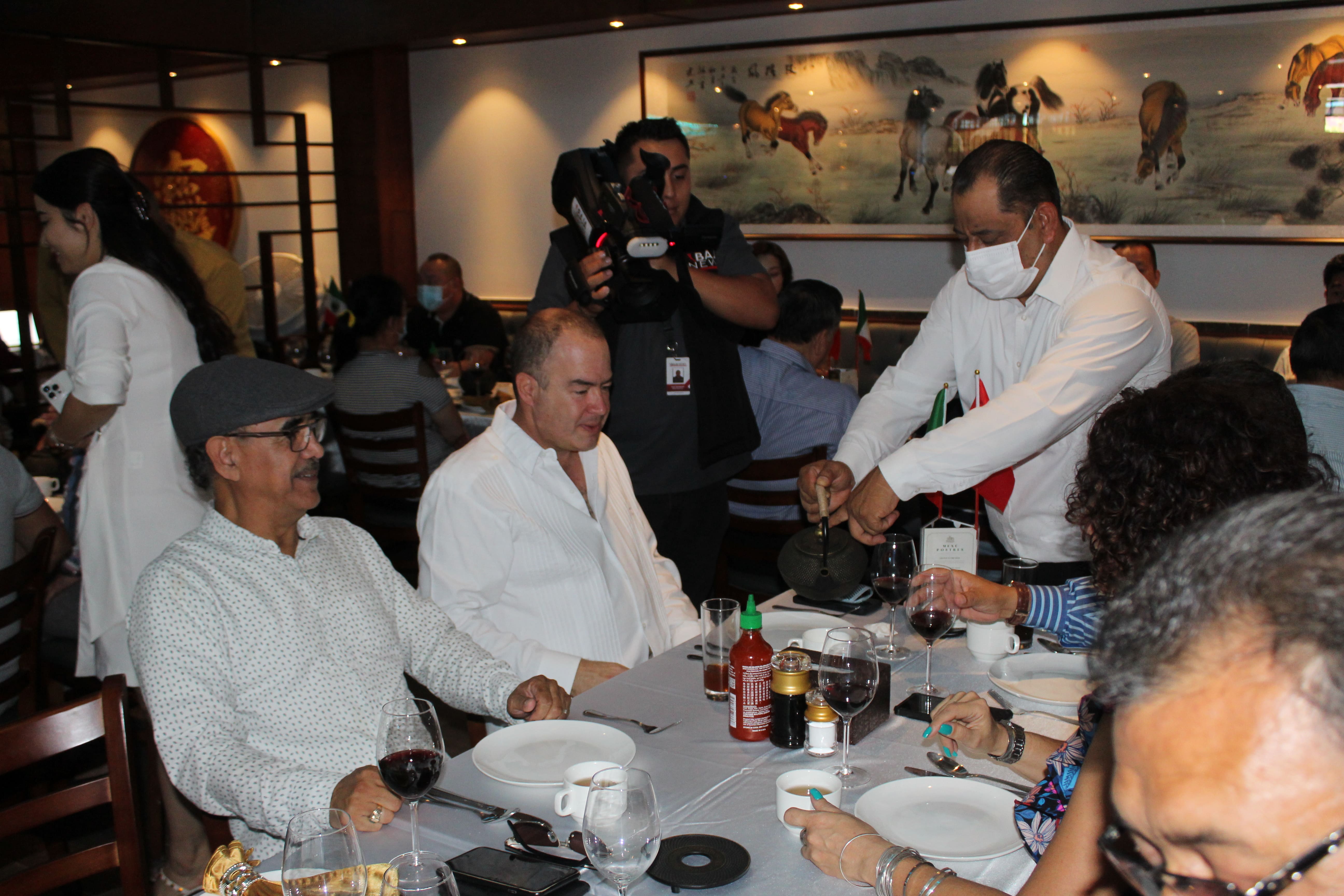 Autoridades de la regi&oacute;n compartieron el evento con integrantes de la comunidad china