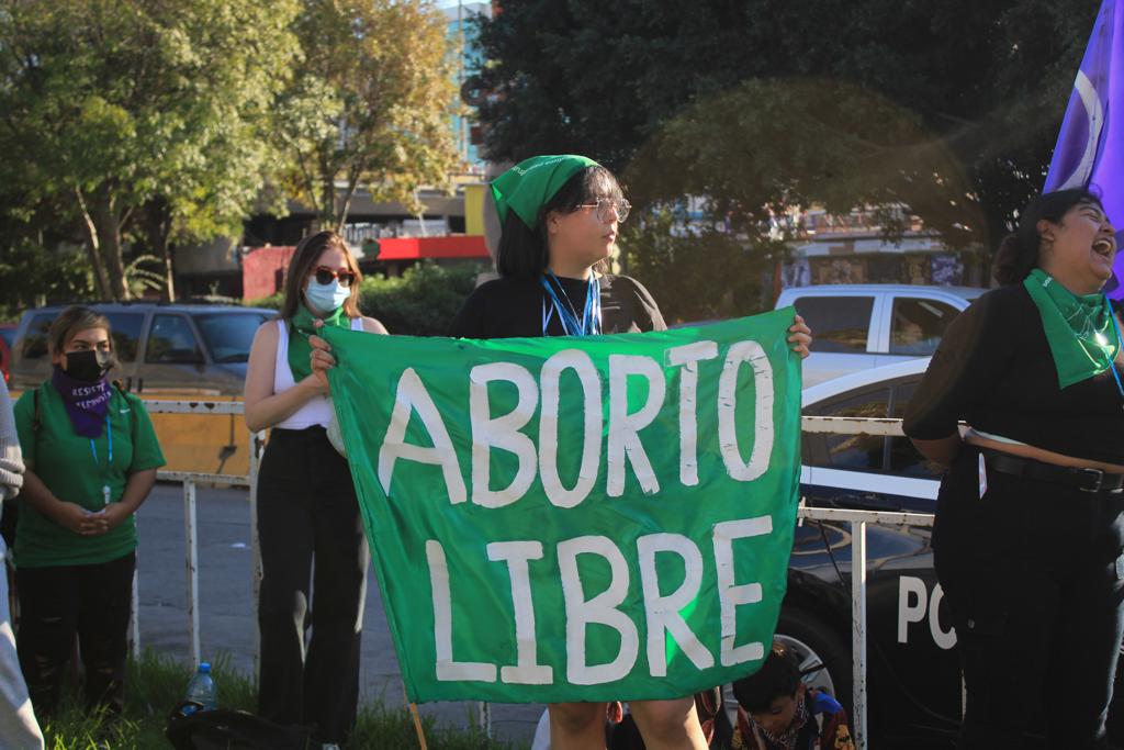 Con m&uacute;sica, baile, consignas y pancartas con frases como "Aborto Libre"