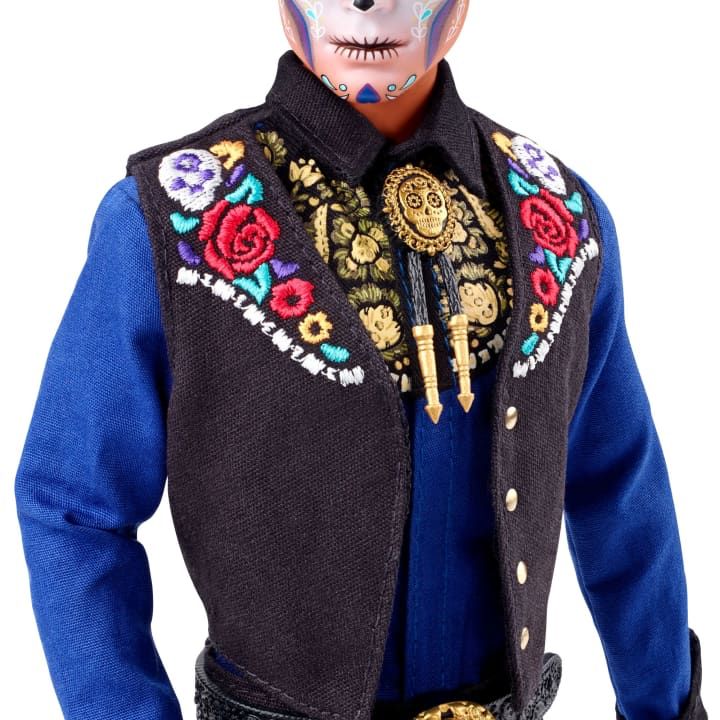 Chaleco con calaveras, flores, rosas y huesos en tonos intenso, además de su bolero de calavera de azúcar.