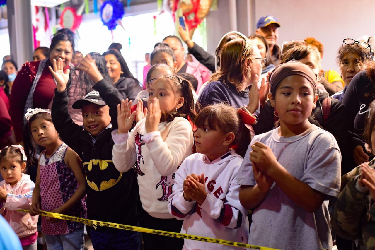 Niñas y niños que asistieron a la posada en compañía de sus padres