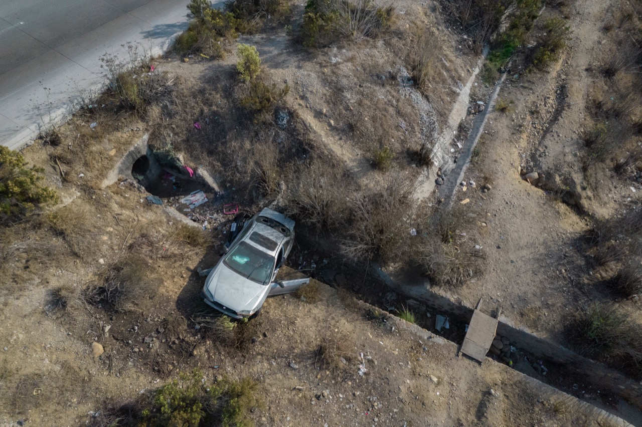 Quedó volcado en el fondo de un barranco ubicado a un costado de la avenida Internacional