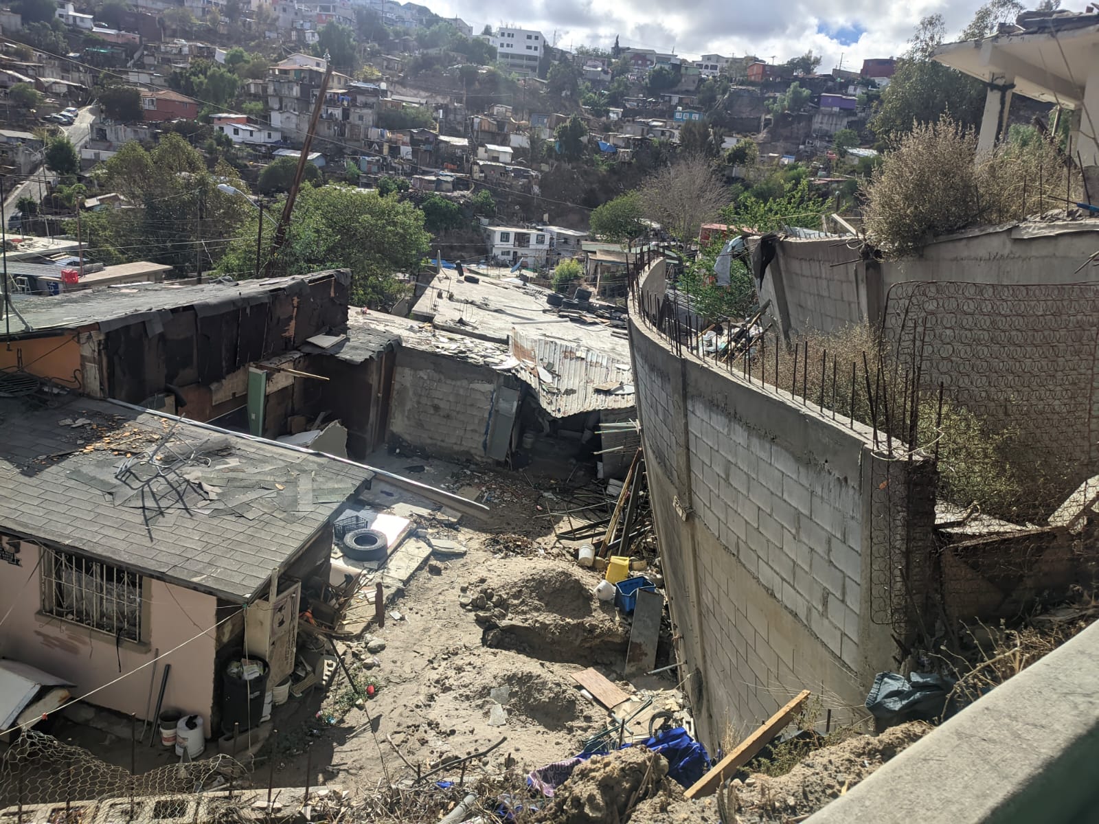 Casas sin ventanas, puertas, techos, losetas, entre otras deficiencias