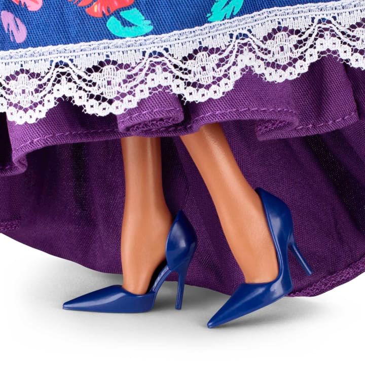 Zapatillas en color azul que combinan perfecto con el púrpura vestido