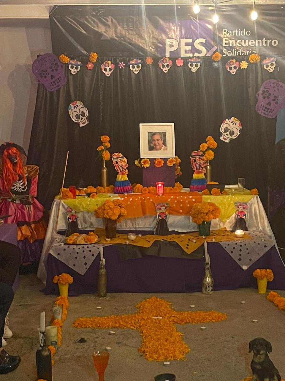 Un colorido altar en memoria de Carlos Hank