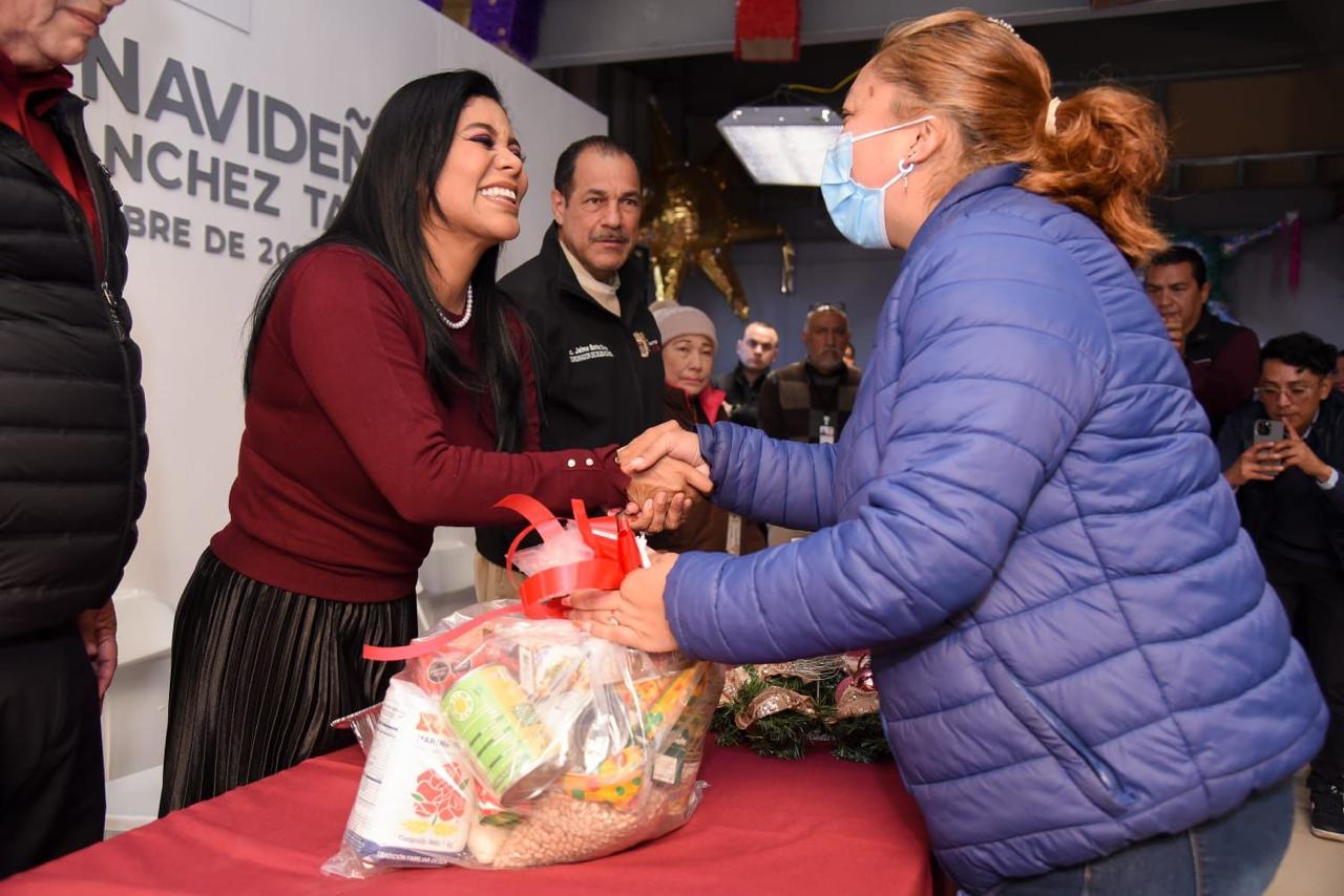 .Alcaldesa de Tijuana haciendo entrega de insumos para cena navideña