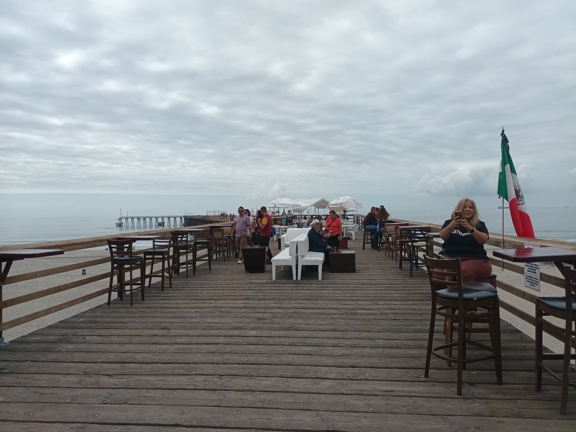 Mesas de sus instalaciones sobre el muelle