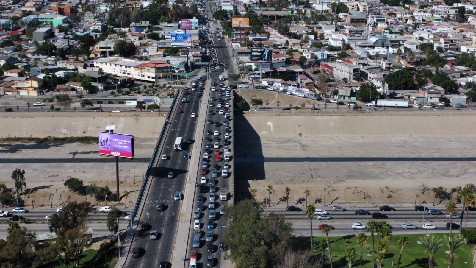 Veh&iacute;culos, motocicletas, transporte p&uacute;blico y camiones de carga son los encargados de generar filas de tr&aacute;fico