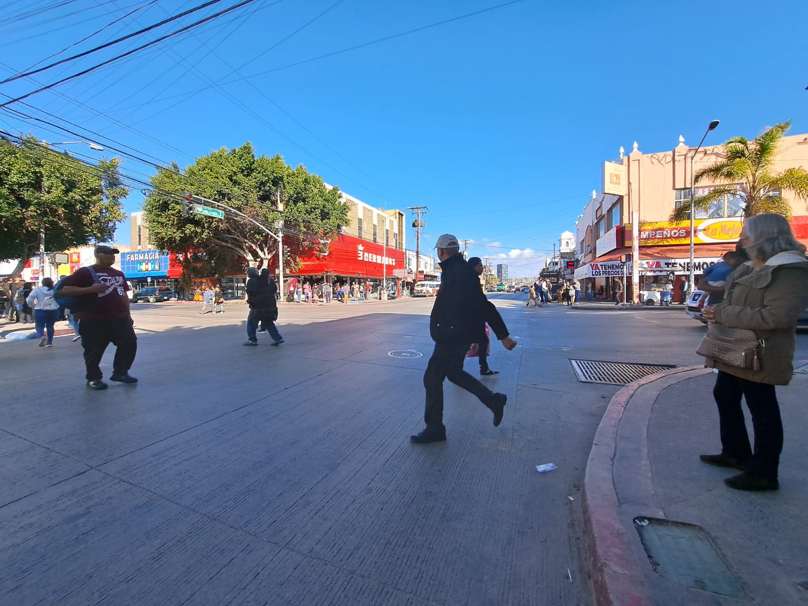 Crucero de la tienda Dax entre calle tercera y Avenida Constitución.