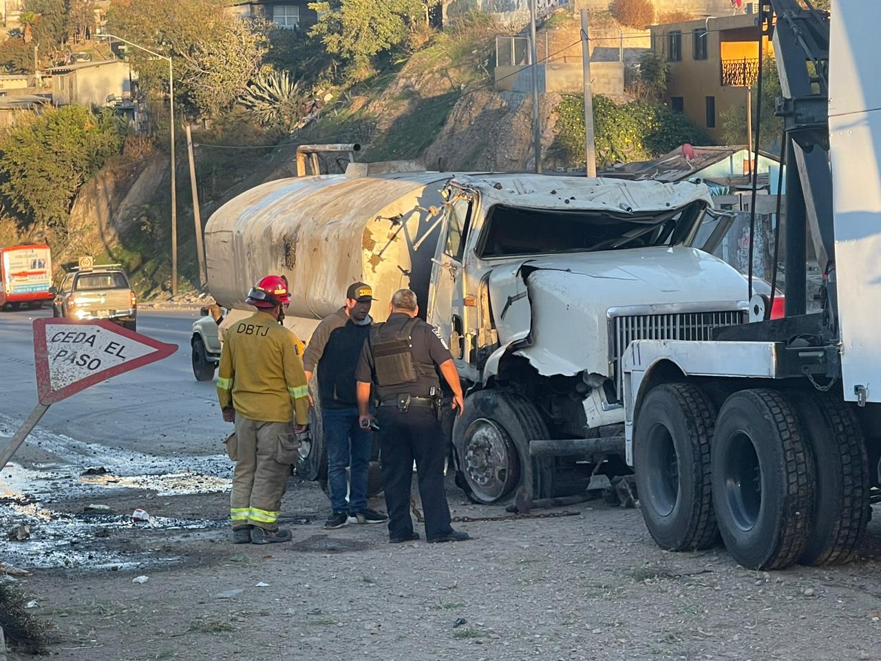 Pipa de Agua se voltea en Bulevar Rosas Magallón