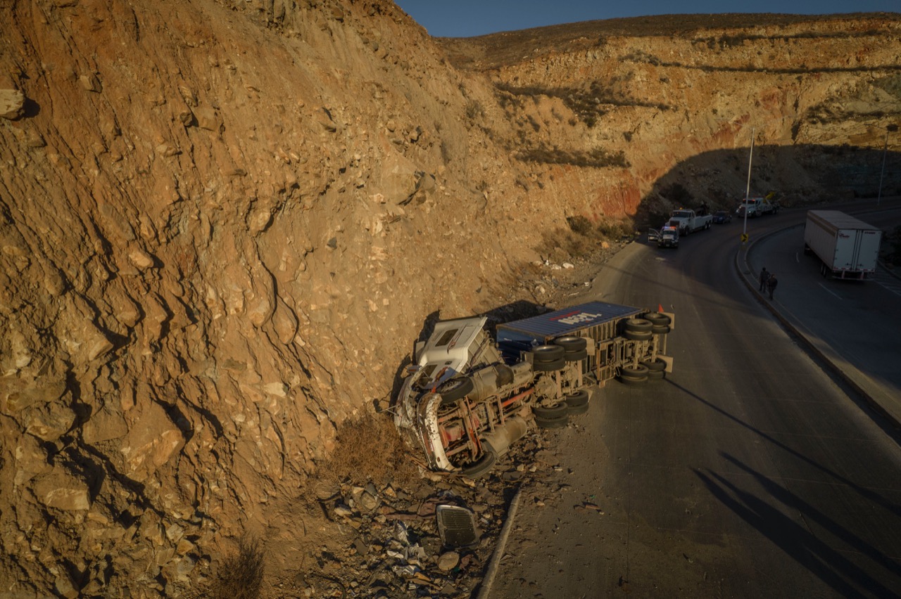 Tractocamión se vuelva en el 2000