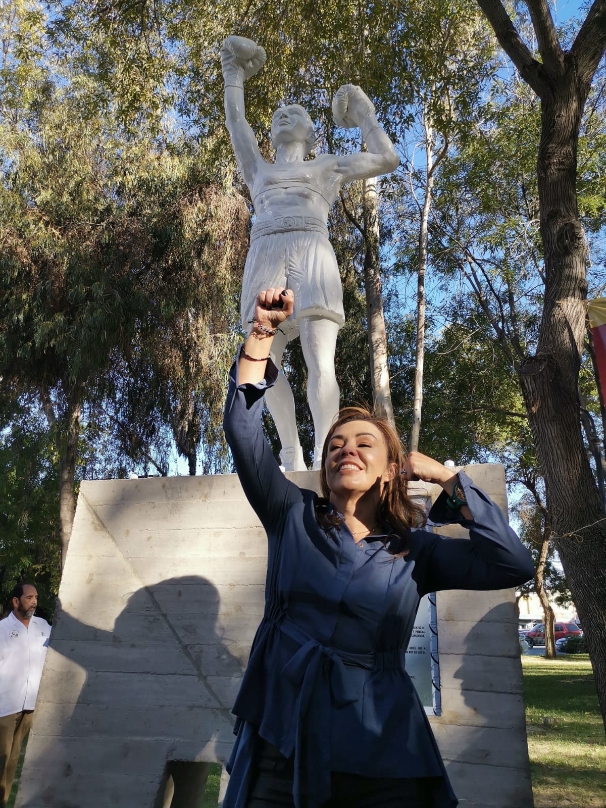 Jackie Nava frente a su estatua