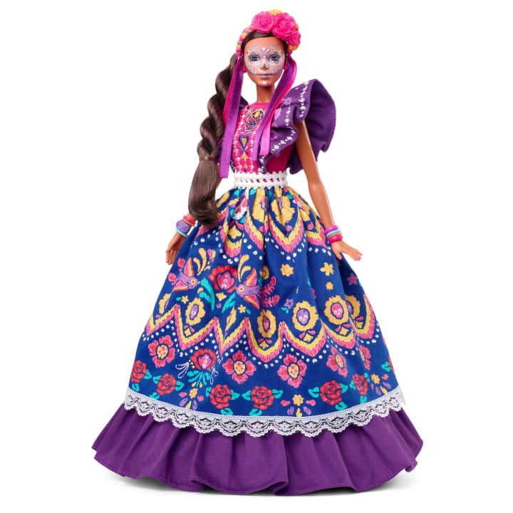 Vestido con olanes en un magnífico color púrpura, con estampados de esqueletos, calaveras de azúcar y detalles florales, el cual es complementado con un cinturón de hueso