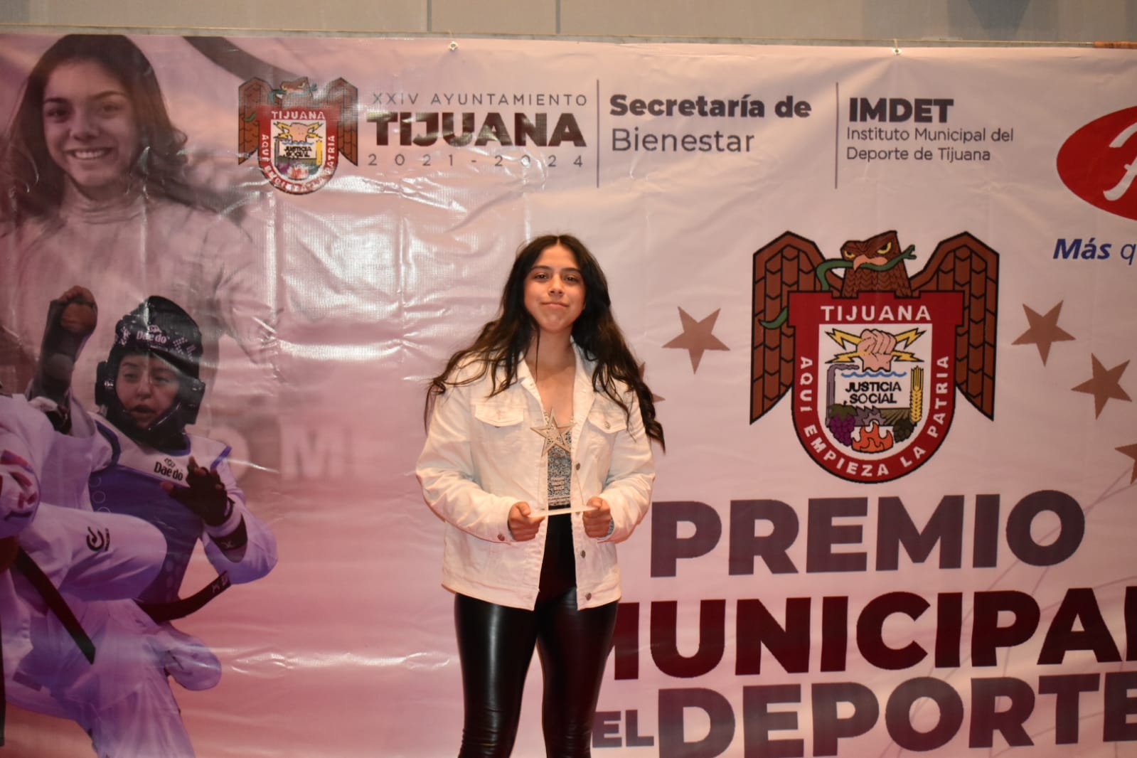 Atletas que recibieron un reconocimiento alusivo al evento