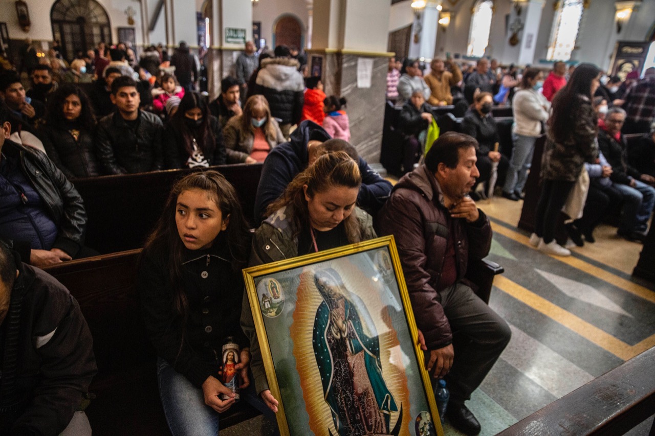 Algunas familias llevaron objetos y cuadros de la Virgen de Guadalupe