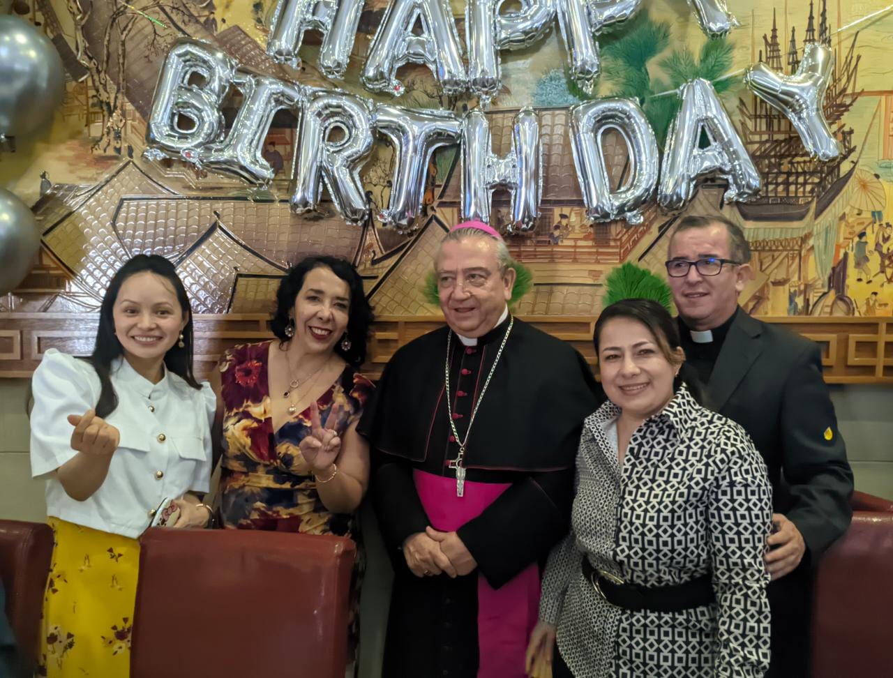 Arzobispo Francisco Moreno con la alcandeza de Rosarito, la Secretaria Melissa Liang.