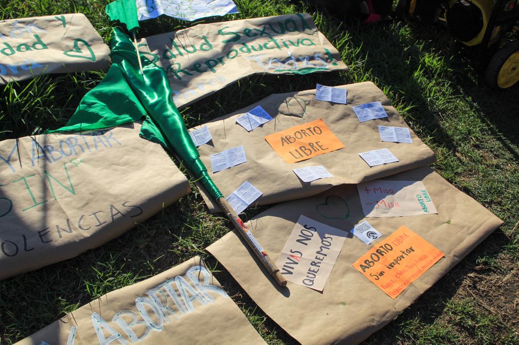 Notas con frases como "Aborto Libre", "Vivas nos queremos", "Aborto libre sin importar raza, clase, territorio, preferencia sexual, nacionalidad".