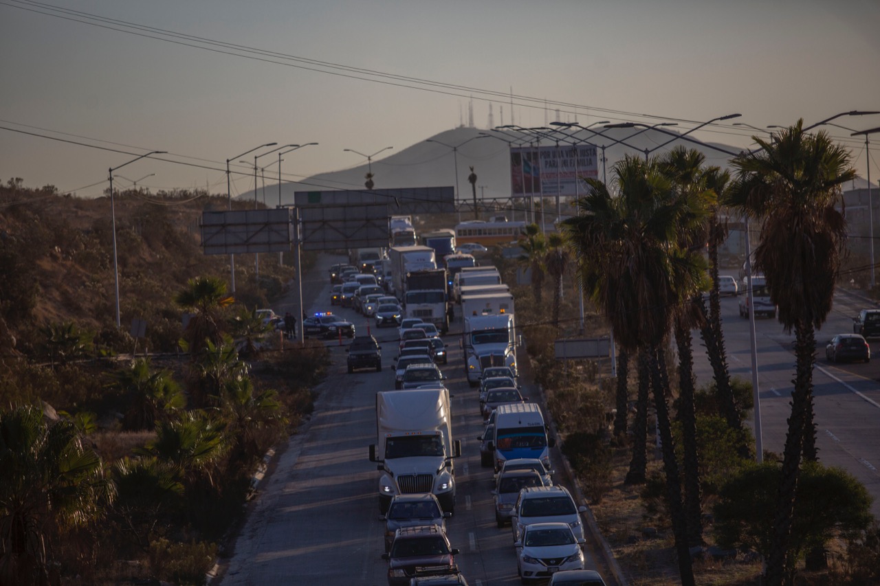 Tractocamión se vuelva en el 2000