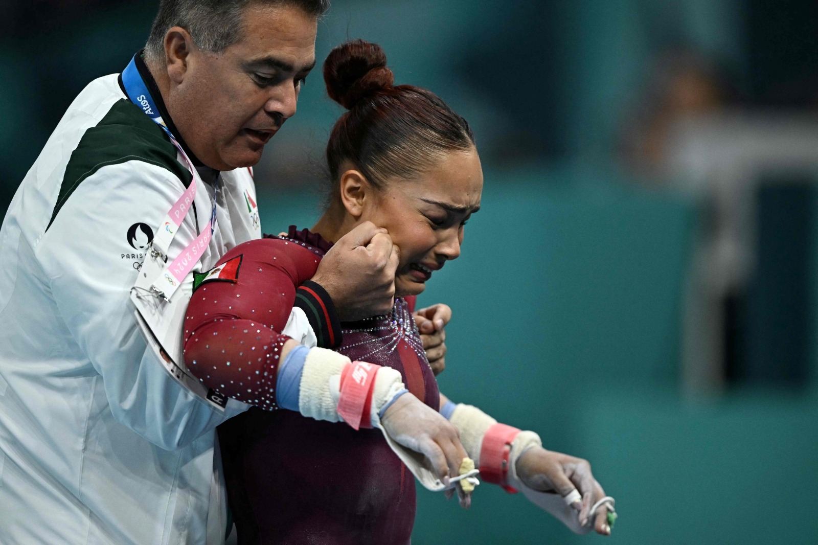 ¡Guerrera!: Ensenadense Natalia Escalera compite en barras asimétricas con rotura de tendón