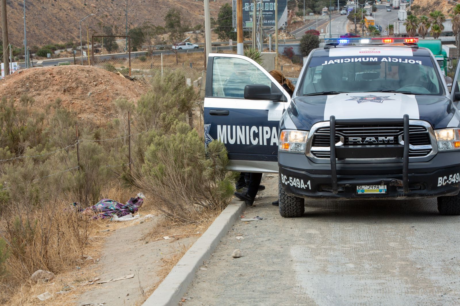 Cuerpo encobijado sobre el camellón del Blvd 2000.