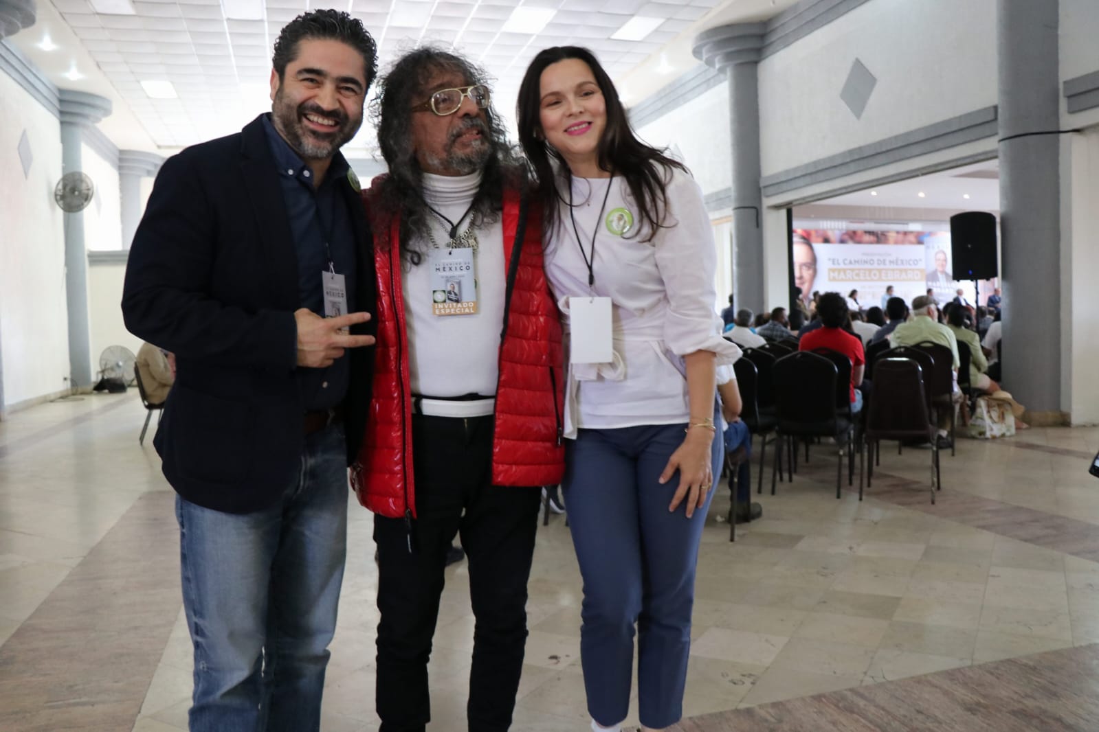 (Foto Nota) Javier Bátiz guitarrista tijuanense, estuvo en la firma de libro de Marcelo Ebrard, tomándose fotos con los invitados del evento