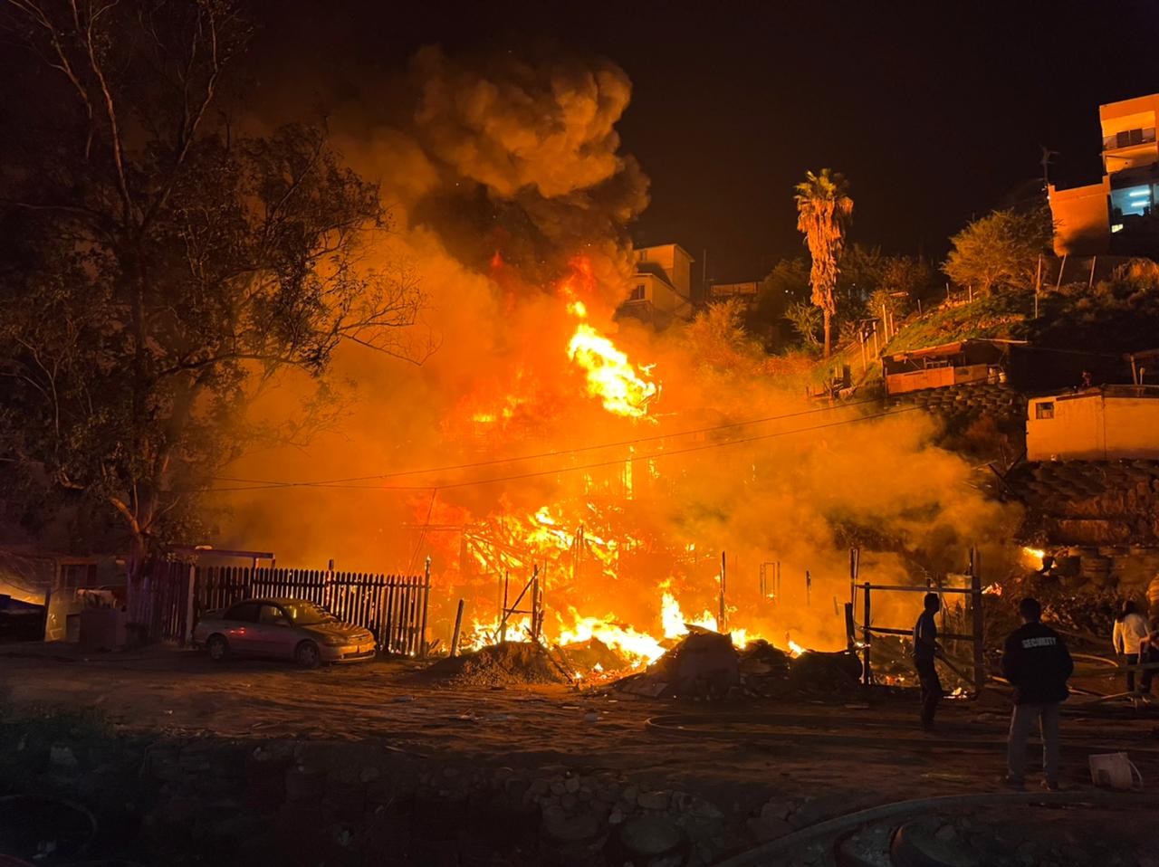 [VIDEO] Incendio deja a familias sin hogar en Libramiento Rosas Magallón: Tijuana