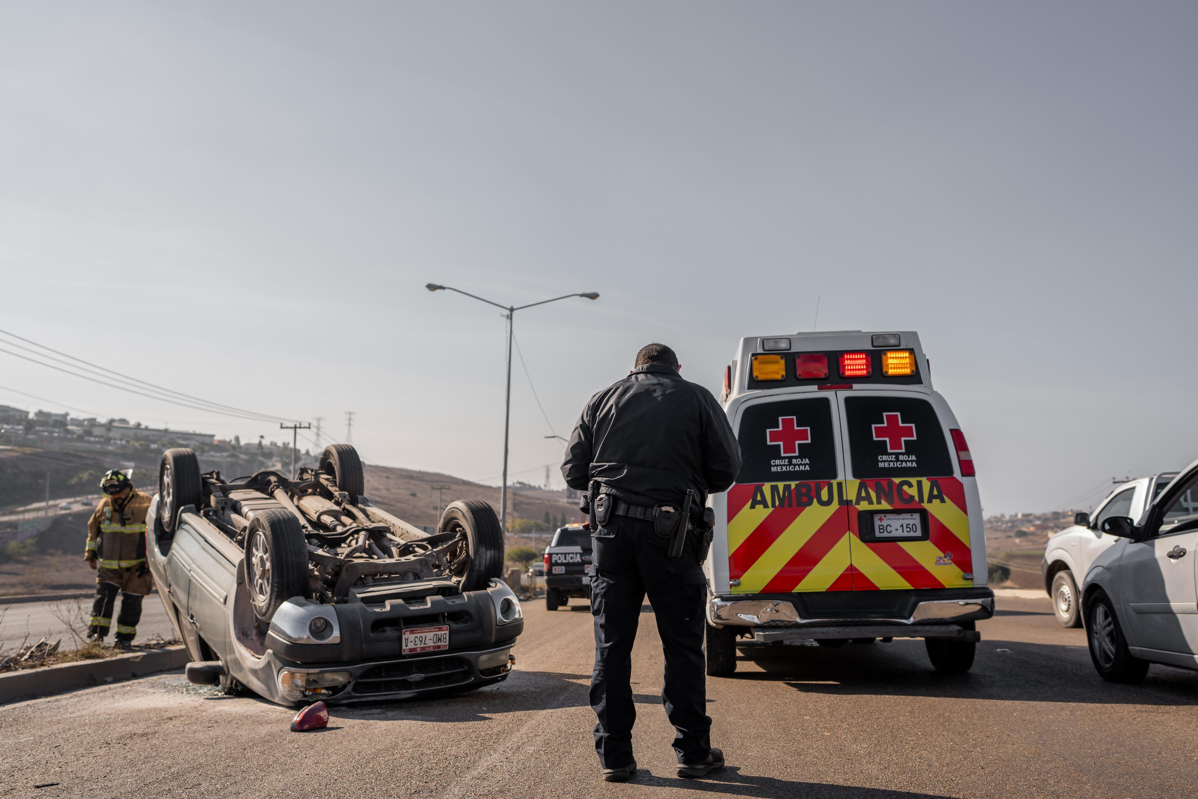 Volcadura en carretera Tijuana-Rosarito deja dos heridos